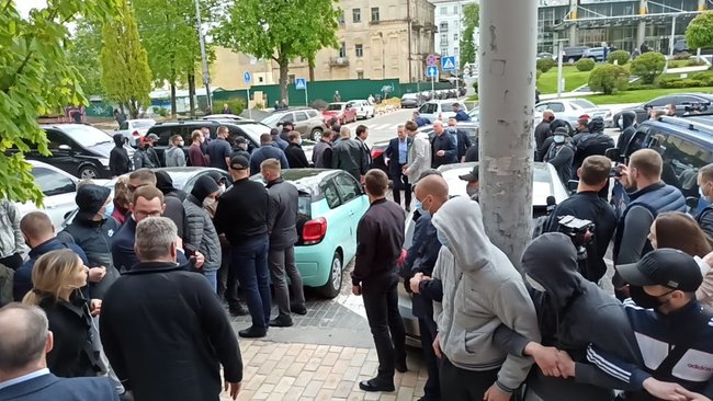 Медведчук прибув до Печерського райсуду Києва на розгляд клопотання про обрання йому запобіжного заходу 01