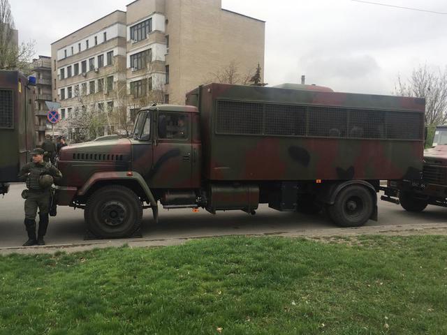 Біля будівлі Оболонського суду, де сьогодні буде винесено вирок торнадівцям, посилено заходи безпеки 05