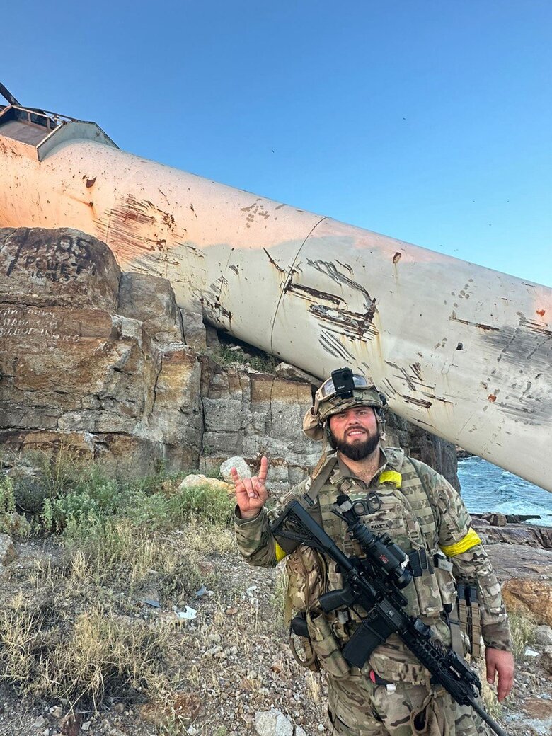 Спецпризначенець ГУР Артем Ракітін (Ракета): Під час операції по вишках Бойка ракета вдарила по човну, потім працював літак 05