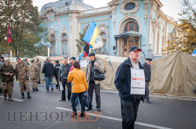 Наметове містечко під ВР, Савченко в стилі мілітарі, анекдот Березенка і напівпорожня сесійна зала, - день 17 жовтня в Раді і біля неї 05