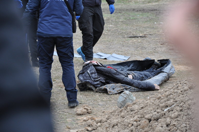 В Бучі ексгумують з братської могили тіла вбитих росіянами мирних жителів: Майже всі з вогнепальними пораненнями, деякі із завязаними руками та ногами 35