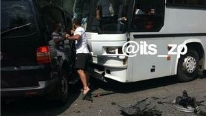 Автомобіль УДО з кортежу Зеленського спровокував ДТП з колоною автобусів з дітьми: "Жертв немає". ВІДЕО+ФОТОрепортаж