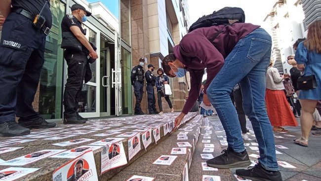 Як же за#бали: активисты протестовали под Радой против внесения поправок в закон о языке 05