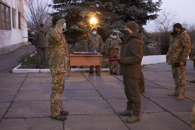 Берегите себя, вы - герои!, - Зеленский встретился с военнослужащими на передовой (обновлено) 04
