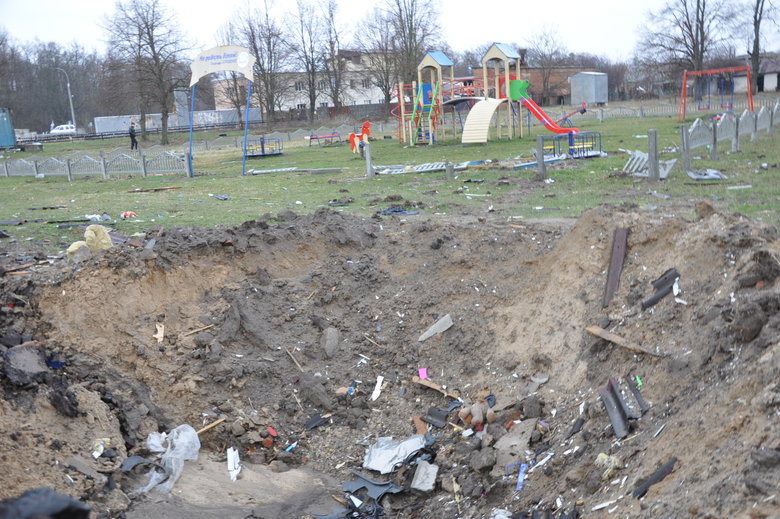 Кількаметрові вирви та зруйновані вщент будинки: Наслідки обстрілу Чернігова російськими окупантами 79