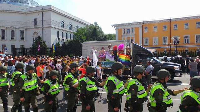 Учасники КиївПрайду рушили за зміненим маршрутом 02