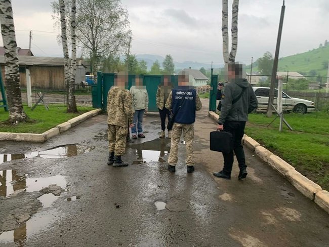 На Буковині троє прикордонників попалися на хабарі 45 тис. грн за допомогу в контрабанді сигарет до Румунії, - військова прокуратура 01 На Буковині троє прикордонників попалися на хабарі 45 тис. грн за допомогу в контрабанді сигарет до Румунії, - військова прокуратура 01