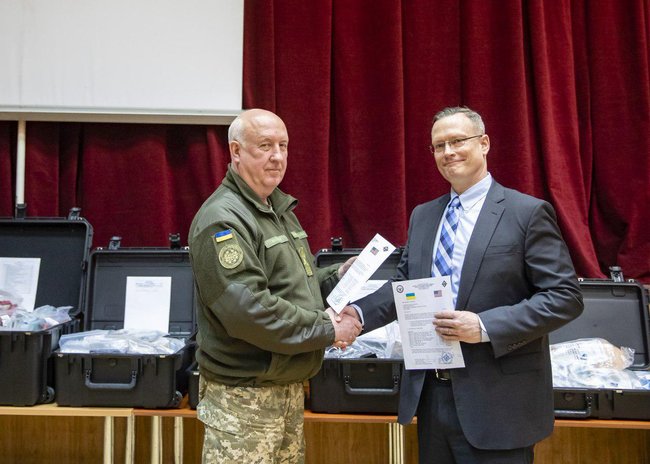 US transfers medical equipment to Ukrainian army 01