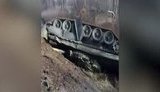 "На війну поспішали - танк загубили", - військові армії РФ перекинули Т-72 під час транспортування в Хабаровському краї. ВIДЕО