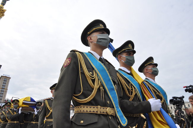 С погибшим Героем Украины Тарасом Матвиивым простились на Майдане Незалежности в Киеве 63