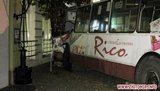 В центре Житомира троллейбус протаранил банк. ФОТО