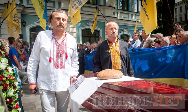 С Героем Украины Левком Лукьяненко прощаются в Киеве 22