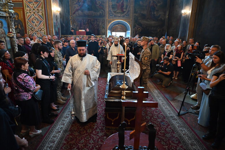 Із полковником, депутатом Київради від ЄС Сергієм Ільницьким (Сокіл), який загинув у бою проти рашистів у лавах піхоти 28 ОМБр, попрощалися в Києві 12