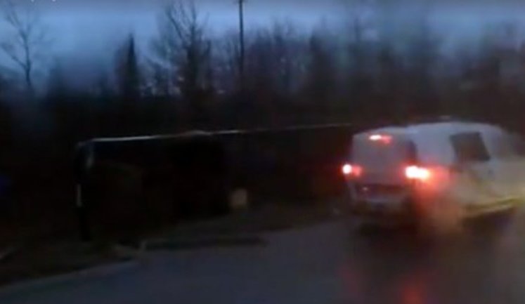Bus with Belarusian tourists overturned in Lviv region. VIDEO