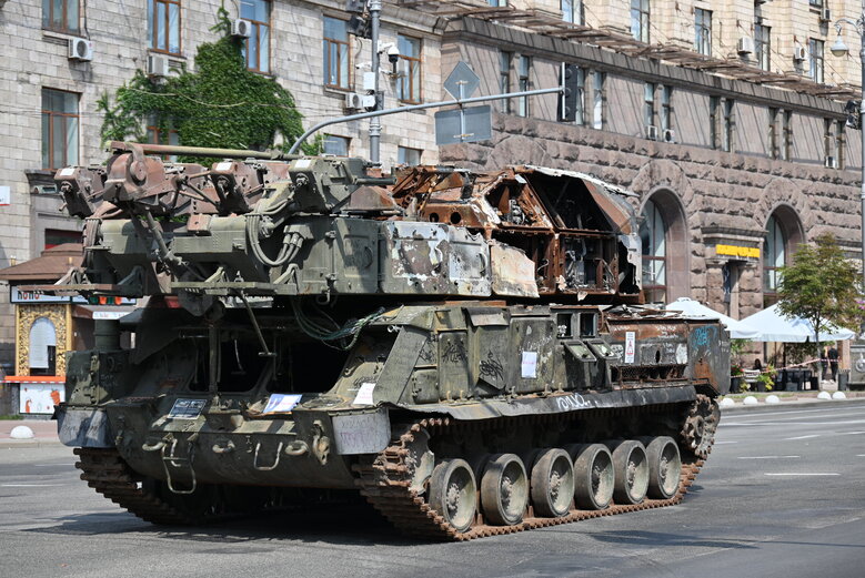 Выставка уничтоженной военной техники РФ на столичном Крещатике 26