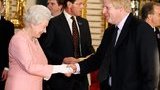 На 60-летие правления королеве Великобритании подарили проездной на общественный транспорт. ФОТО