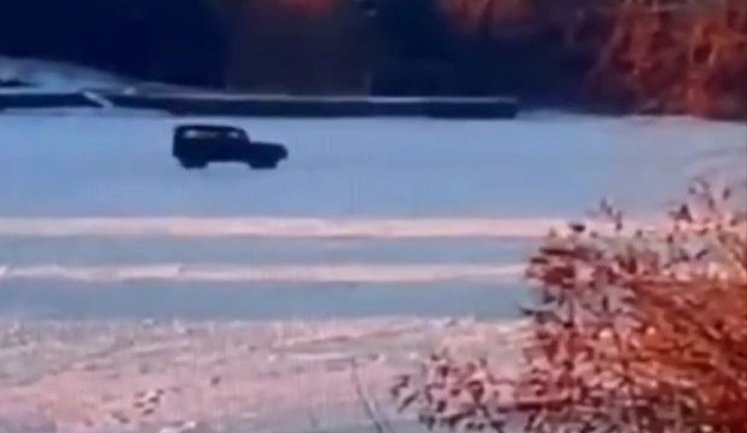 Загинула одна людина, ще одну шукають: на Київському водосховищі автомобіль із людьми пішов під лід під час дрифту. ВIДЕО