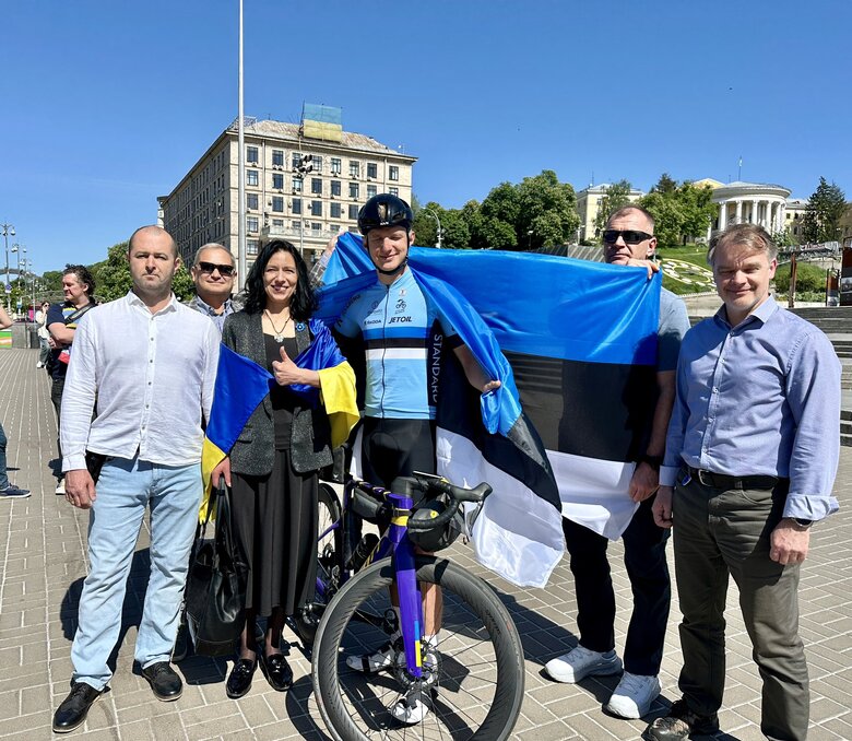 Естонський депутат на велосипеді подолав відстань з Таллінна до Києва, щоб зібрати гроші для ЗСУ