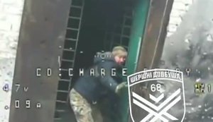 Рашист не встиг заховатися в будівлі та отримав влучання дроном 68-ї єгерської бригади. ВIДЕО