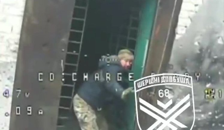 Рашист не встиг заховатися в будівлі та отримав влучання дроном 68-ї єгерської бригади. ВIДЕО