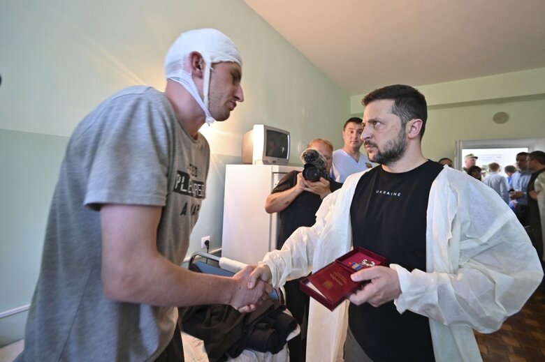 Zelenskyy visits wounded soldiers in Odesa and gives awards 04