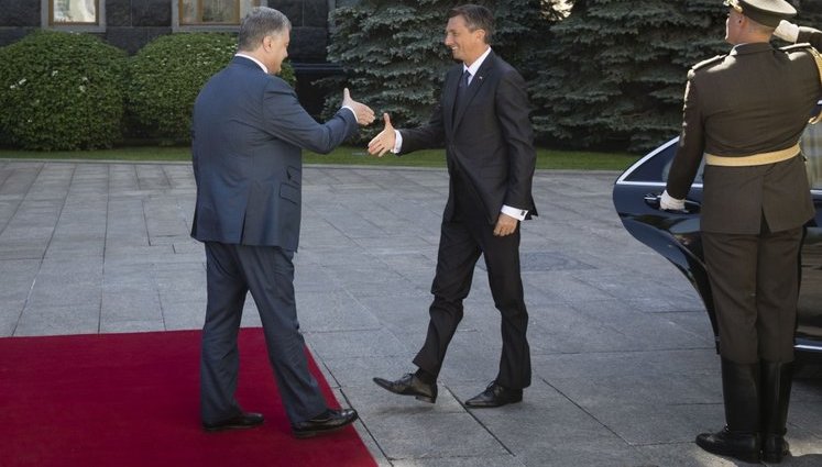 Красная дорожка и Почетный караул: началась встреча Порошенко с президентом Словении Пахором. ФОТОрепортаж
