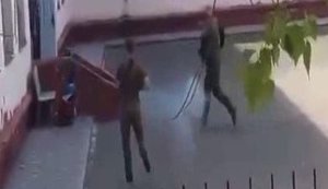 "Рука, бл#дь! Сука!!!" - співробітники "Муніципальної варти" Чорноморська відкрили вогонь по "закладнику" на території школи №1. ВIДЕО