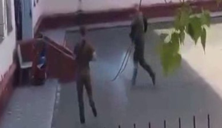 "Рука, бл#дь! Сука!!!" - співробітники "Муніципальної варти" Чорноморська відкрили вогонь по "закладнику" на території школи №1. ВIДЕО