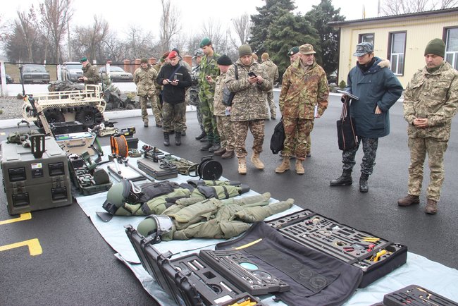 Іноземні військові дипломати відвідали підрозділи ОС на Приазовї 01