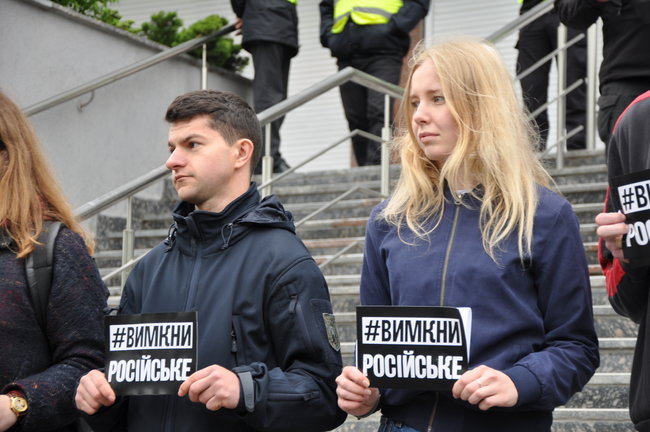 Вимкни російське, - активисты пикетировали Интер с требованием прекратить транслировать российскую пропаганду 06