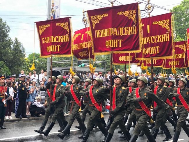 Окупанти провели парад у Севастополі 04