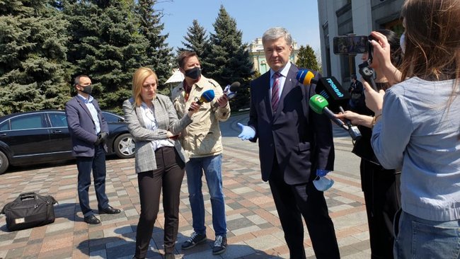 Самолет с второй партией защитных медицинских костюмов, купленных Фондом Порошенко и компанией Рошен в Южной Корее, приземлился в Борисполе 08