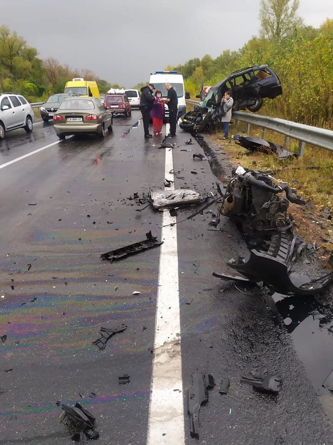Дві людини загинули, одну госпіталізовано унаслідок ДТП на Чернігівщині, - Нацполіція 02