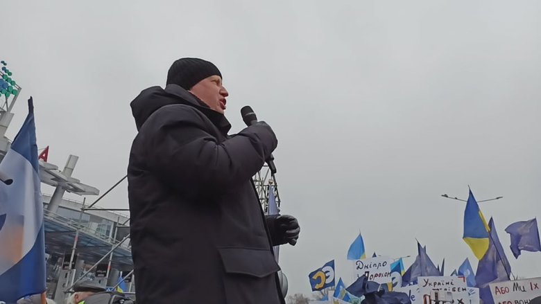 Прихильники Порошенка зібралися біля аеропорту Київ 12