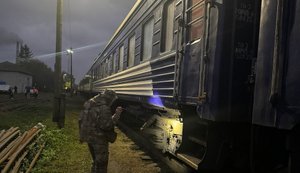 Через повідомлення про замінування зупиняли потяг на Івано-Франківщині: пасажирів евакуювали. ФОТО