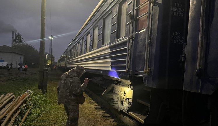 Через повідомлення про замінування зупиняли потяг на Івано-Франківщині: пасажирів евакуювали. ФОТО