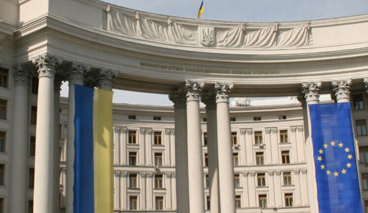 Окремі аспекти кадрової політики на дипломатичній службі України