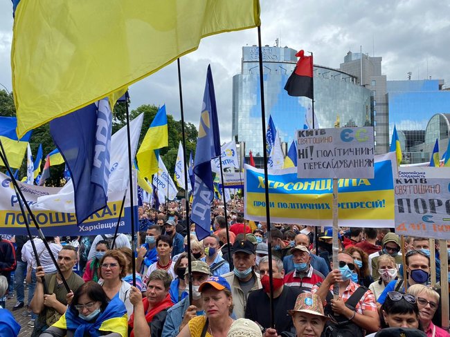 10 тис. осіб зібралися біля стін Печерського райсуду на підтримку Порошенка, - пресслужба ЄС 03