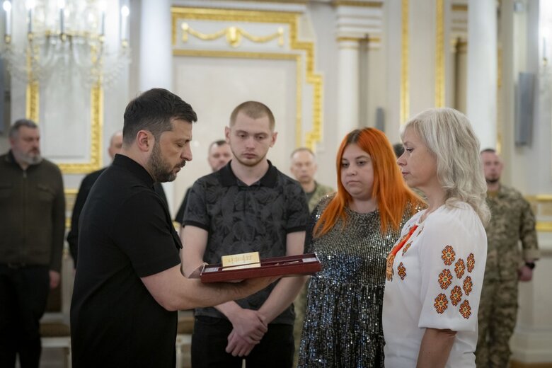 Zelensky presented the awards to seven'ям Героїв України
