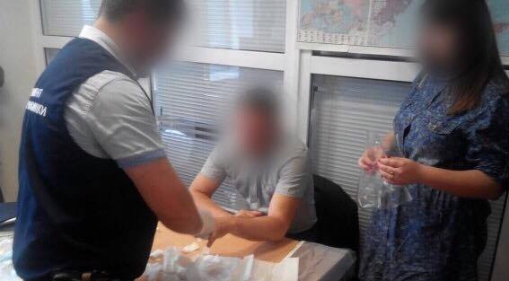 В Запорожье сотрудник таможни и посредник задержаны на взятке в тысячу долларов США, - Нацполиция 03