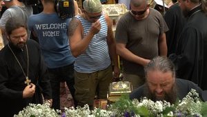 "Люди домоглися свого права поклонитися святому Володимиру", - Новинський, Бойко, Шуфрич, козаки і люди в смугастих футболках молилися на Володимирській гірці. ФОТОрепортаж+ВІДЕО