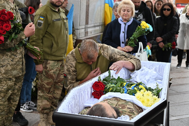 У Києві попрощалися з командиром роти стрілецького батальйону Олександром Пастухом (Добрим), який загинув у бою проти рашистів на Луганщині 55