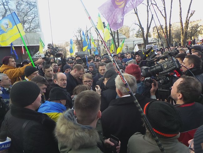 Митингующие против рынка земли установили под Радой палатки 09