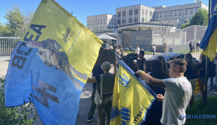 "Путіну не можна вірити": біля посольства США у Києві родини українських захисників проводять акцію. ФОТОрепортаж