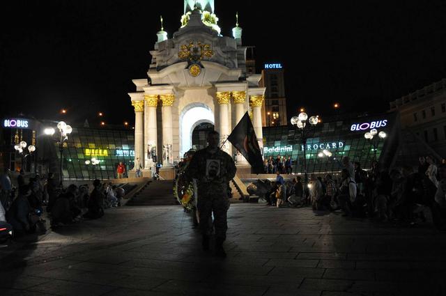 Kyiv residents, friends, comrades bid their farewells to killed Donbas veteran Valentyn Hontar at Maidan Nezalezhnosti 02