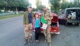 "Цветы продаю и книги. Деньги коплю, потом все покупаю и везу вам на передовую", - волонтер-инвалид из Днепра помогает украинским воинам. ФОТО