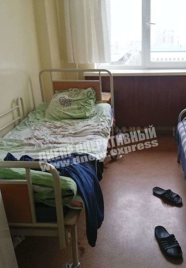 Вибачте за все: в Дніпрі пацієнт лікарні ім. Мечникова викинувся з вікна, - ЗМІ 02