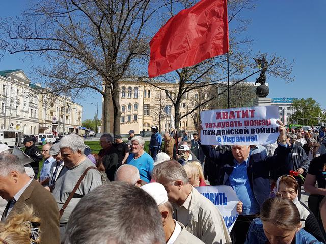 На першотравневій демонстрації в Харкові вимагали зупинити АТО: виник конфлікт 03 На першотравневій демонстрації в Харкові вимагали зупинити АТО: виник конфлікт 03
