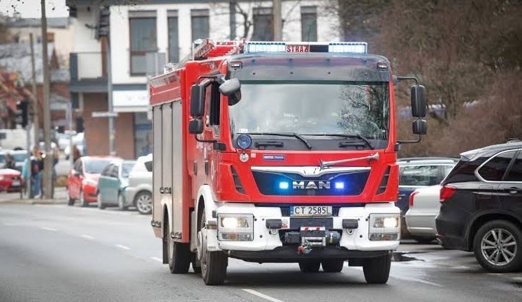 Біля Сейму Польщі розлили невідому речовину: на місце прибули сім пожежних бригад - то була олія