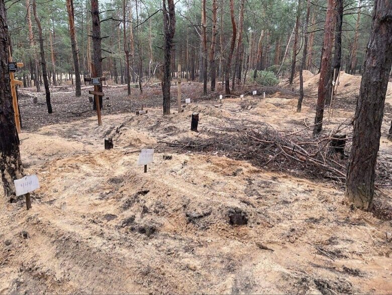 У визволеному Ізюмі виявили масове поховання на 440 тіл, - поліція 01
